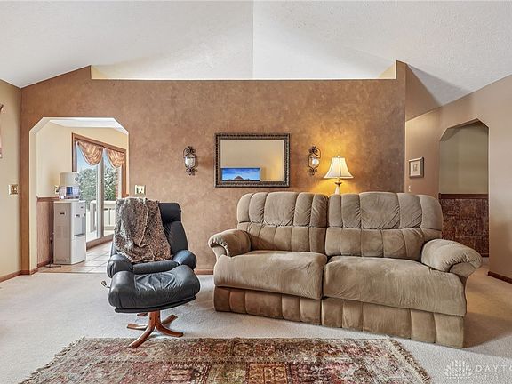 5th image of 915 Winston Ln