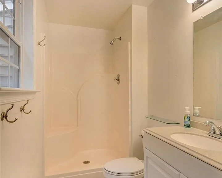 914 Locust Ln — Photo 7