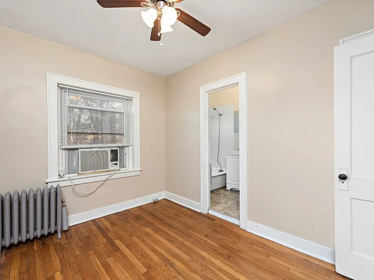 2732 Charlotte St — Photo 14