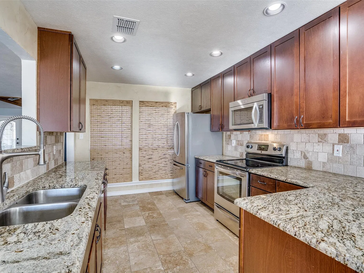 3 bed, 2200 sqft, $2,655 — Photo 2