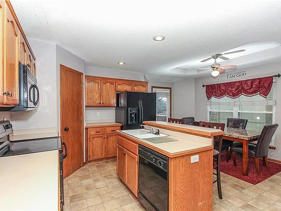 5th image of 423 Joseph Ln