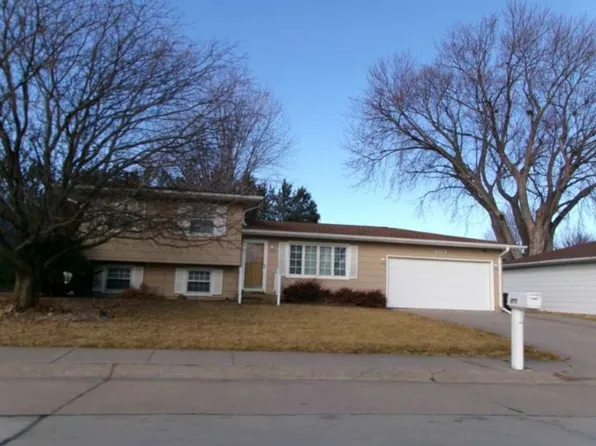 409 N 3rd Ave, Hastings, NE 68901
