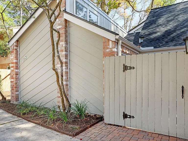 138 S Timber Top Dr — Photo 3