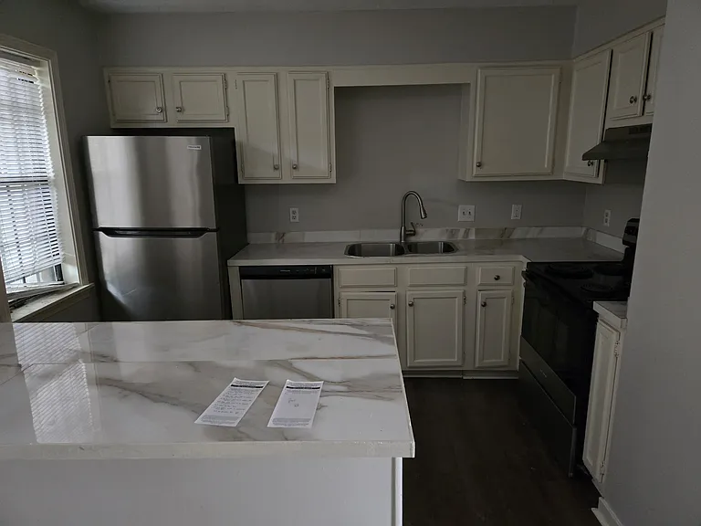 669 Cameron Dr — Photo 1