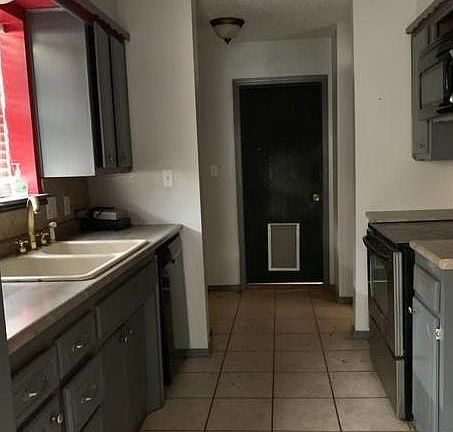 3rd image of 221 Cedar Ave