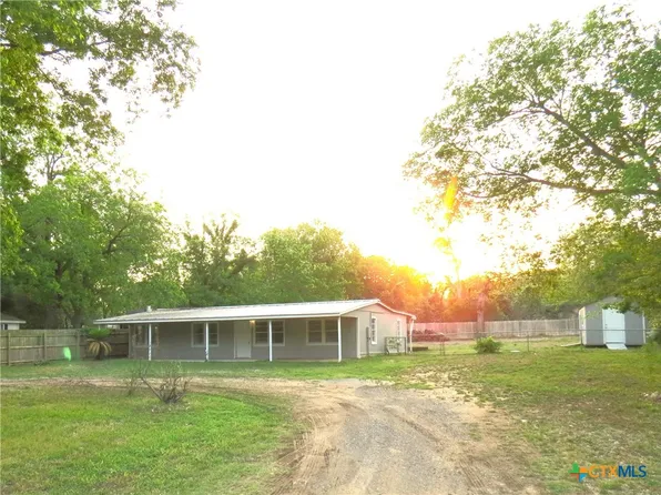 272 Wildflower Ln, Seguin, TX 78155