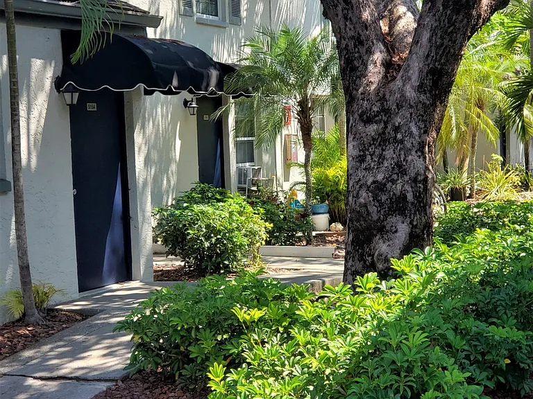 Woodside Villas Apartments — Photo 17