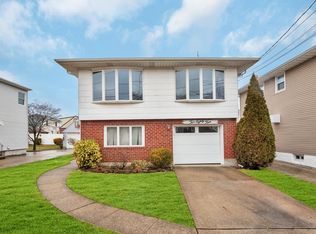 284 Ribbon St, Franklin Square, NY 11010