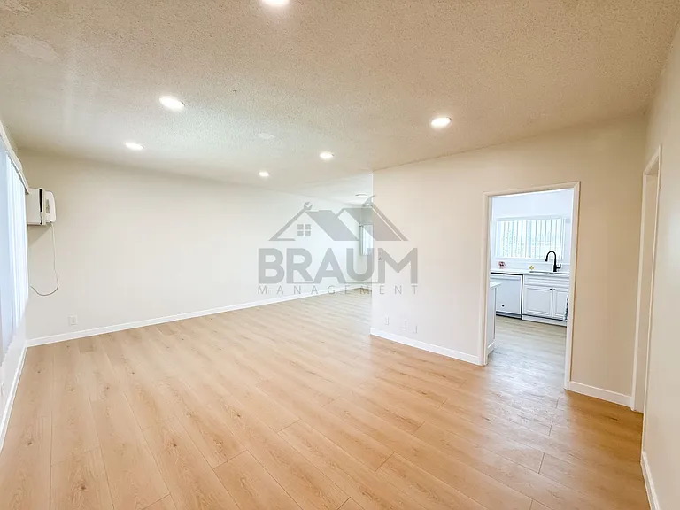 13129 OXNARD ST. — Photo 30