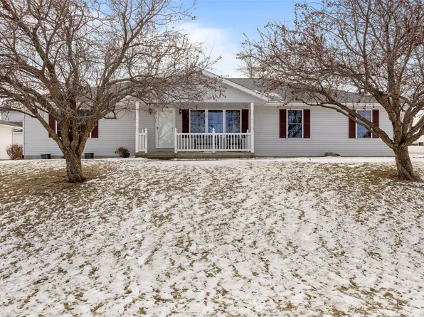 501 5th St, Newhall, IA 52315