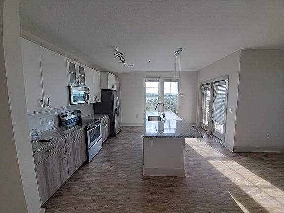 4th image of 123 W Marina Cove Dr
