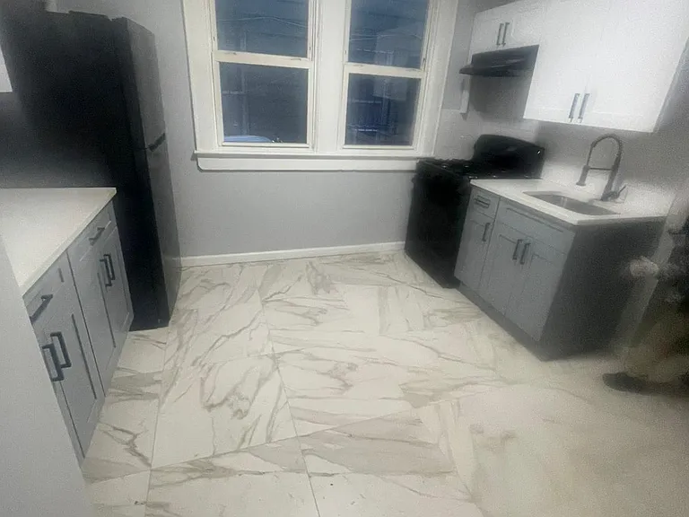 100 Smith St #1 — Photo 1