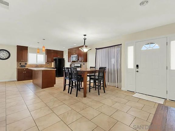 5th image of 2430 Crandall Dr