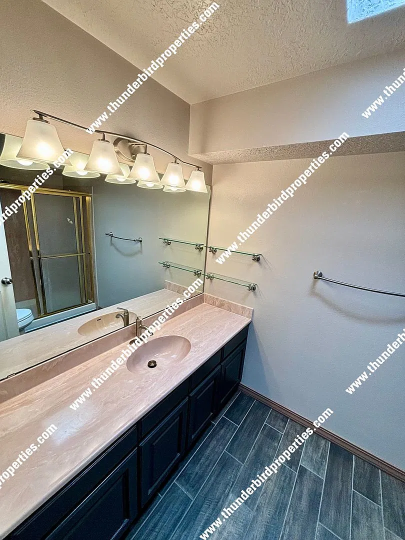 Great NE Heights Location — Photo 4