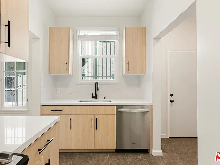 726 S Dunsmuir Ave — Photo 23