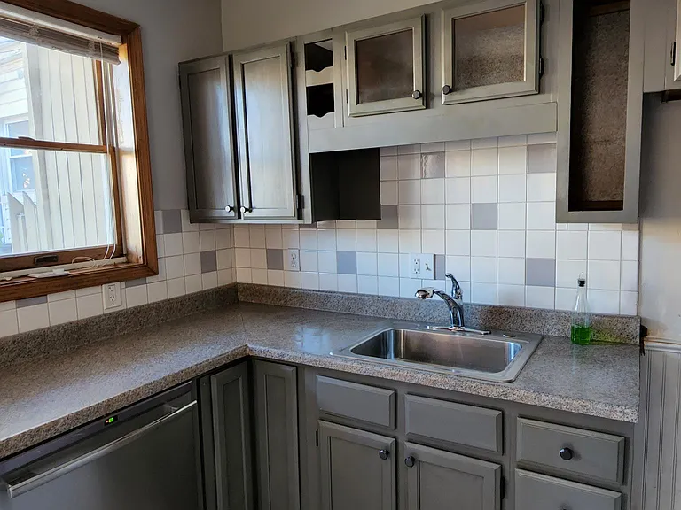 1110 S East Ave — Photo 13