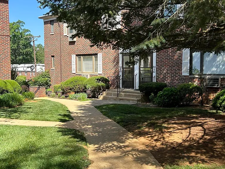 204 Manor E — Photo 1