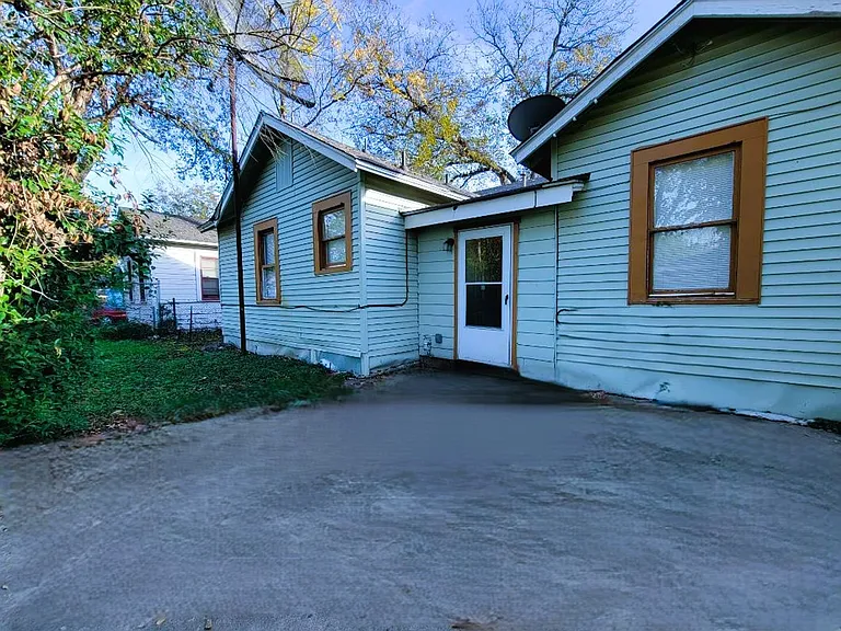 1111 Gibbs — Photo 19