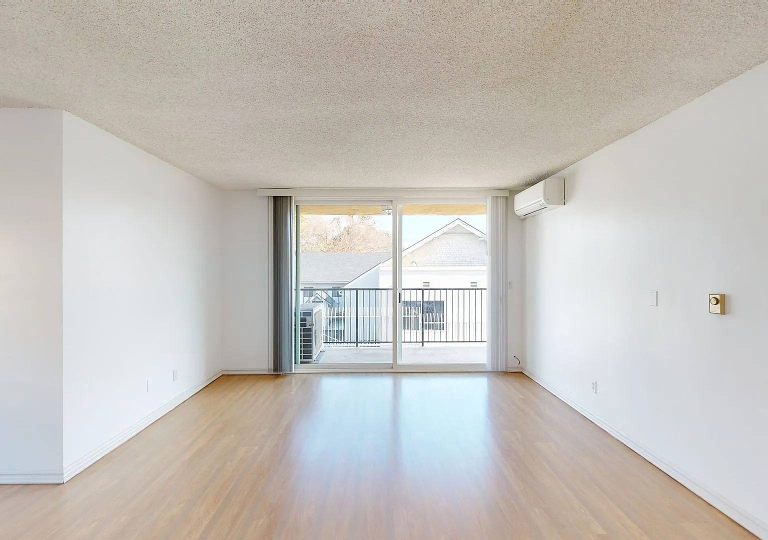 Beautiful, Centrally Located, 1 Bedroom 1 Bath Condo in Pasadena with Parking — Photo 3