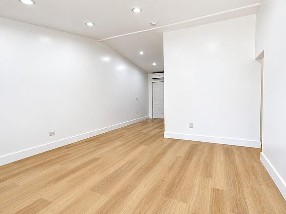 5th image of 16202 NE 18th Ct