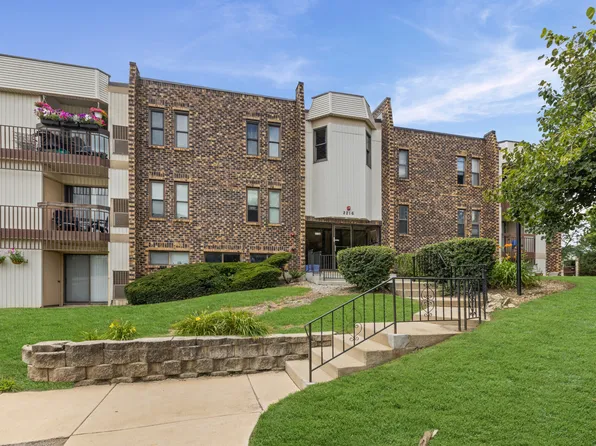 2216 Country Club Dr APT 24, Woodridge, IL 60517