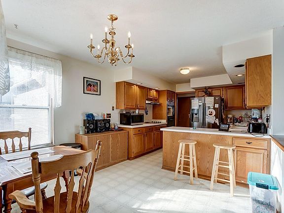 4th image of 808 Gladstone Ave