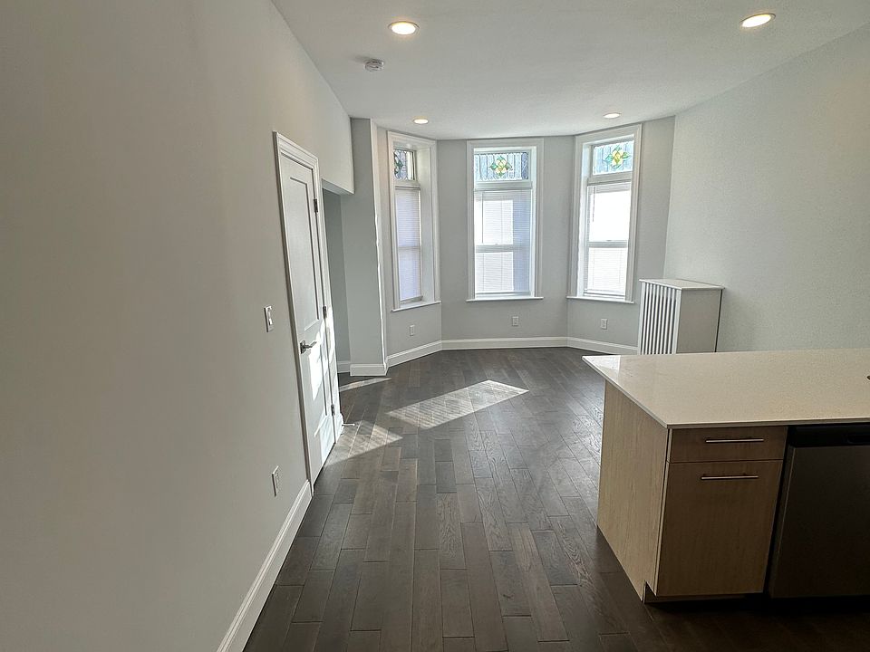 1st image of 55 Queensberry St APT 2