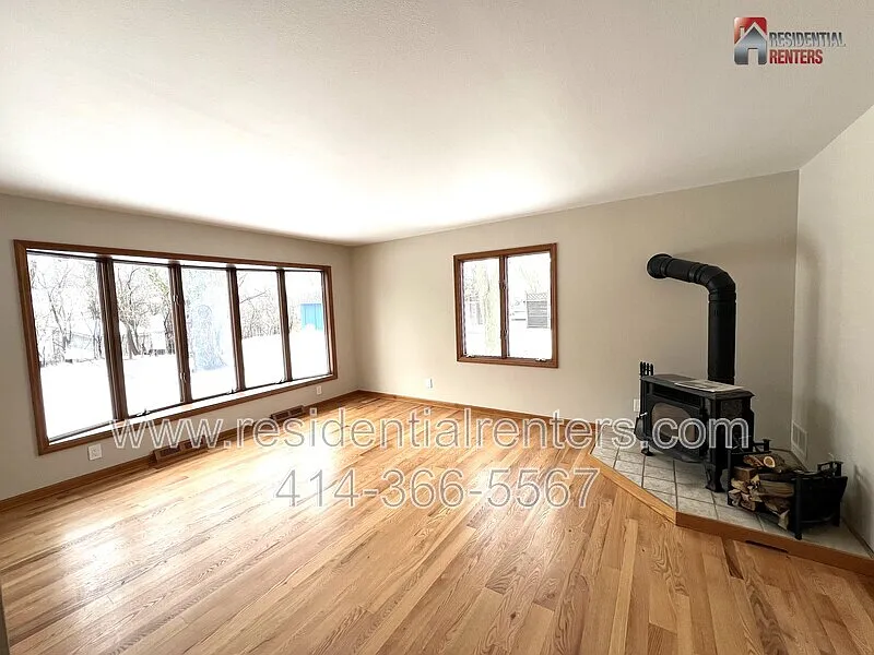 3 bed, 2.0 bath, 2200 sqft, $2,995 — Photo 2
