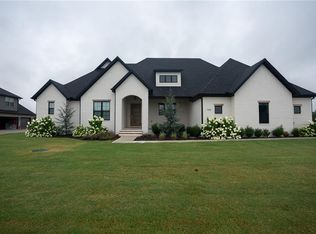 702 Bendelow Dr, Cave Springs, AR 72718