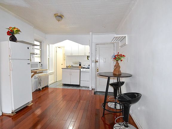 3rd image of 127 Rivington St APT 4D