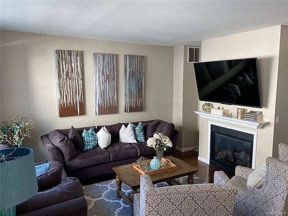 4th image of 8 Stonerose Ct