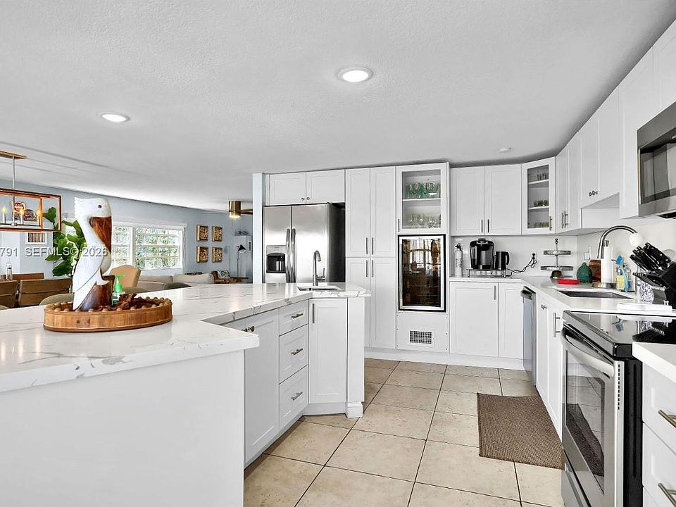 2nd image of 311 Oleander Dr