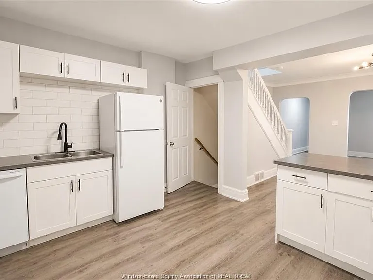 790 Marentette Ave — Photo 6