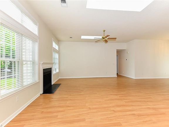 5th image of 8 Crestbrook Ct