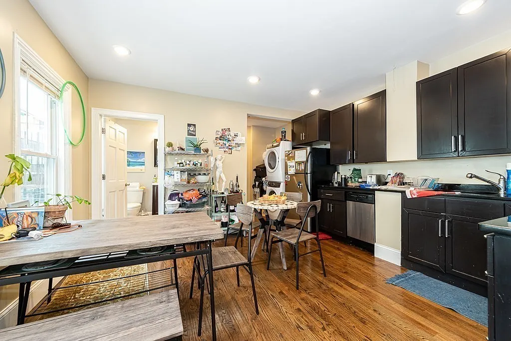 3 bed, 1200 sqft, $5,200 — Photo 2