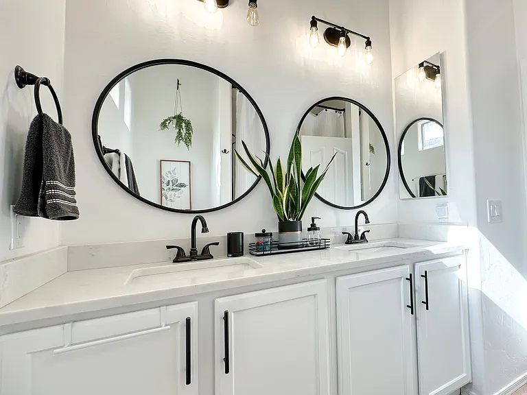Second bathroom, dual sinks and tub/shower.