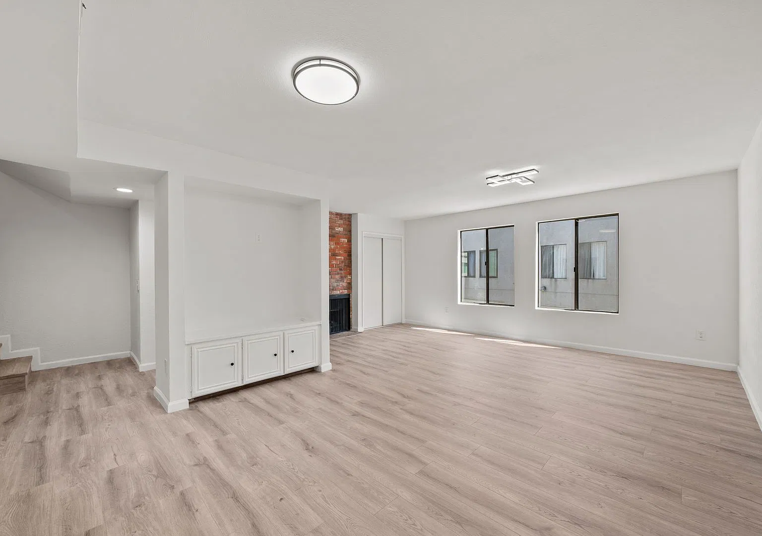 Stylish Remodeled Home 3+3 — Photo 3