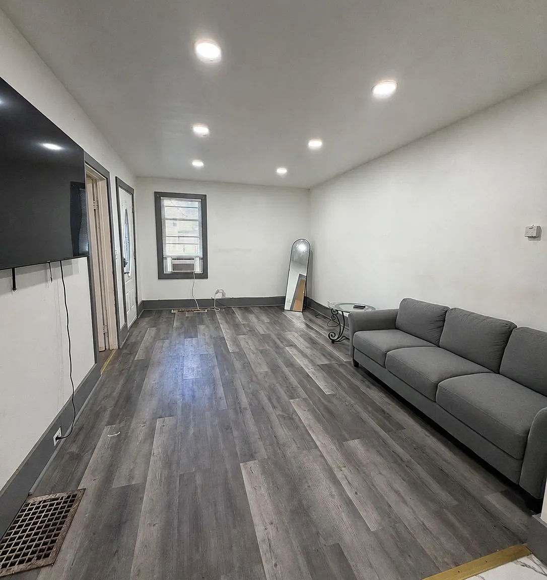 4 bed, 1250 sqft, $2,400 — Photo 2