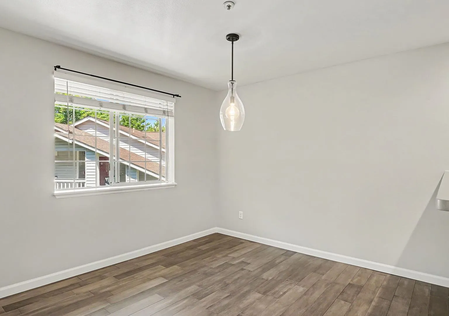2Bd/1Ba Newcastle Condo — Photo 4
