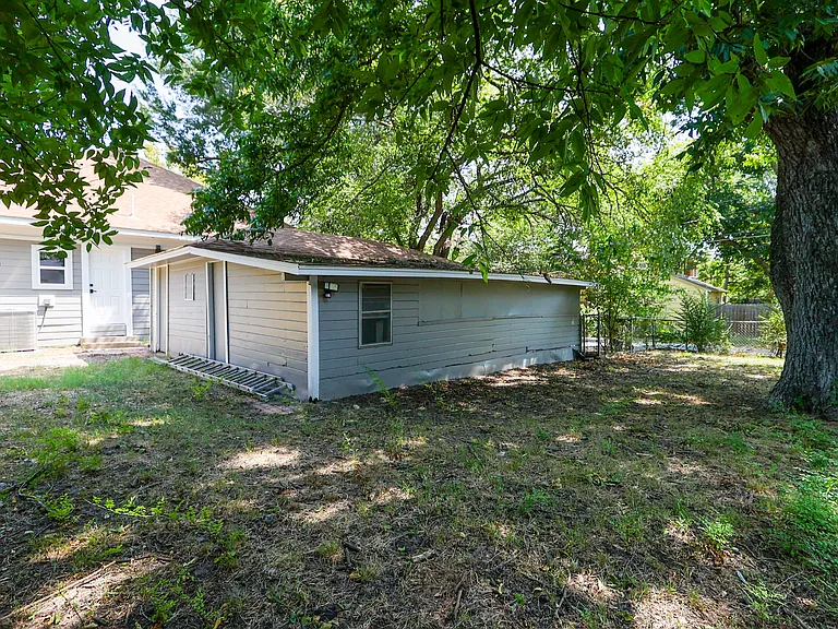 2303 Walworth St — Photo 28
