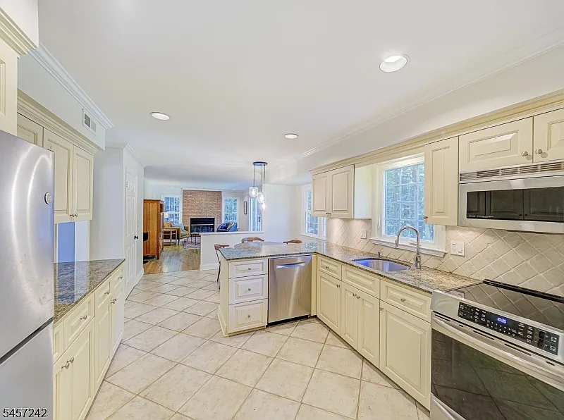 4 bed, 2.5 bath, $4,000 — Photo 3