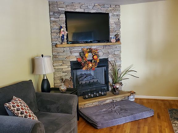 4th image of 1070 Carriage End Way