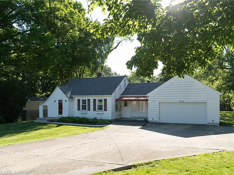 1328 Hanes Rd — Photo 1