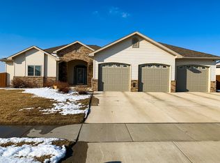 1211 30th Ave SE, Minot, ND 58701