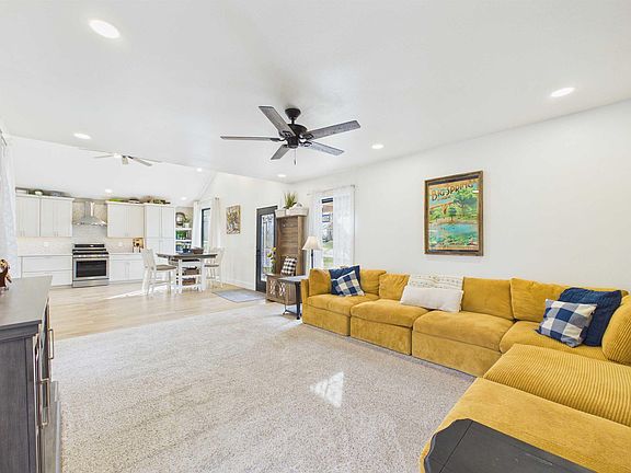 3rd image of 433 Combs Ave