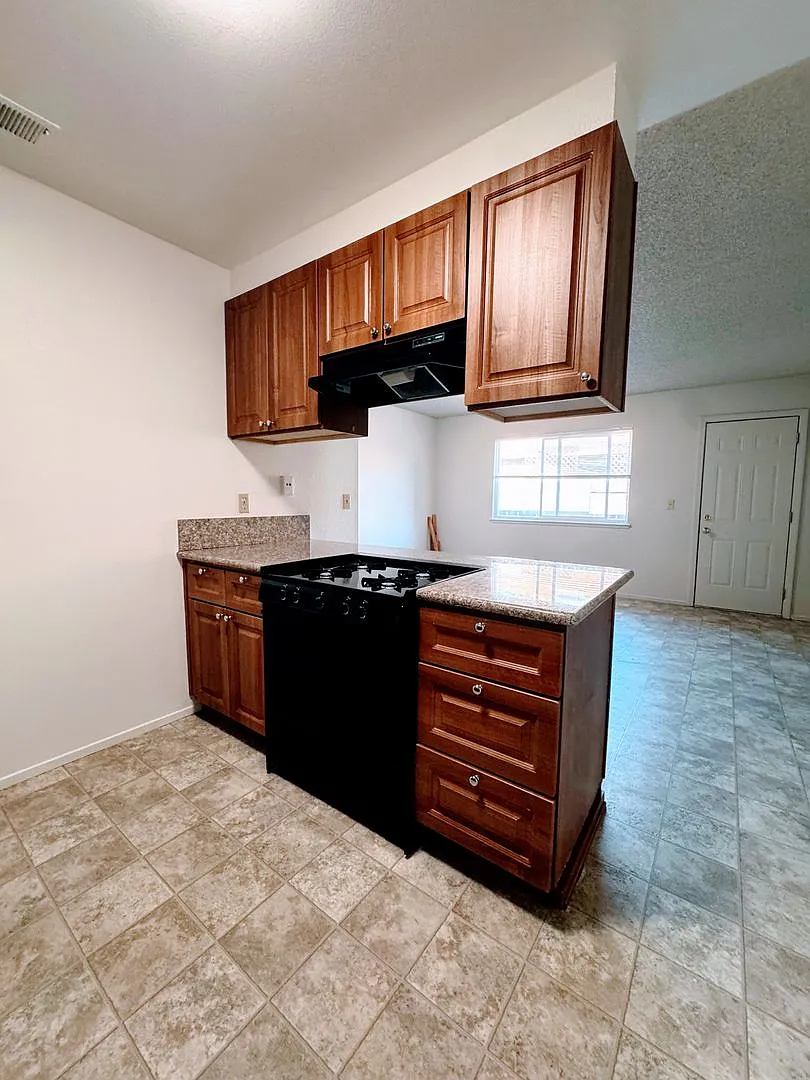 Charming 2-Bedroom Duplex with Large Fenced Yard & Attached Garage — Photo 3