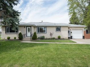 2 Centerview Ln, West Seneca, NY 14224
