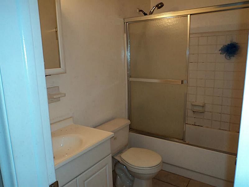 2nd image of 711 SE 15th St APT 4