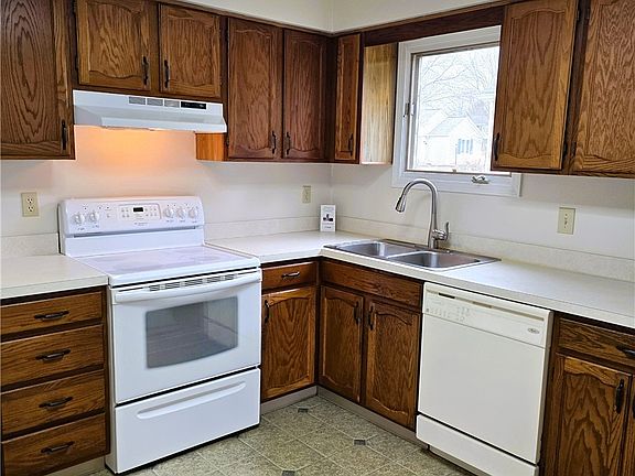 4th image of 16400 Commons Oval