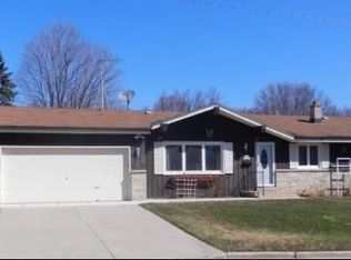 N85W18408 Lawrence Ave, Menomonee Falls, WI 53051
